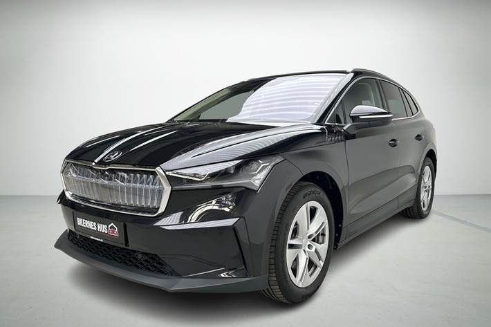 Sort Skoda Enyaq fra 2024 set udefra