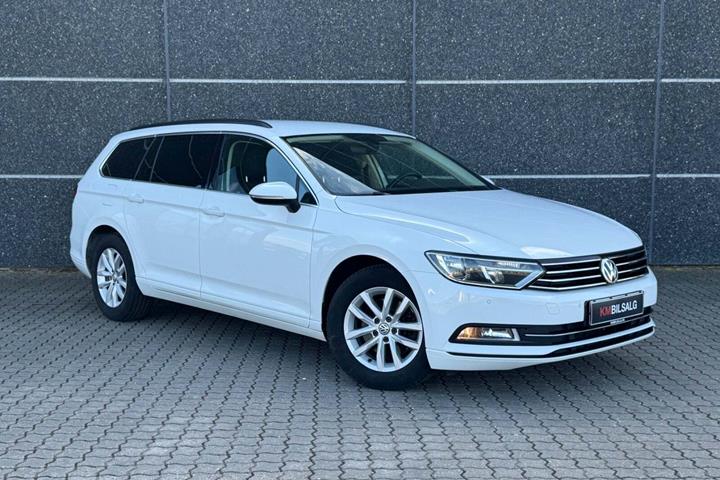 Hvid VW Passat fra 2017 set udefra