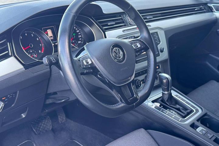 Hvid VW Passat fra 2017