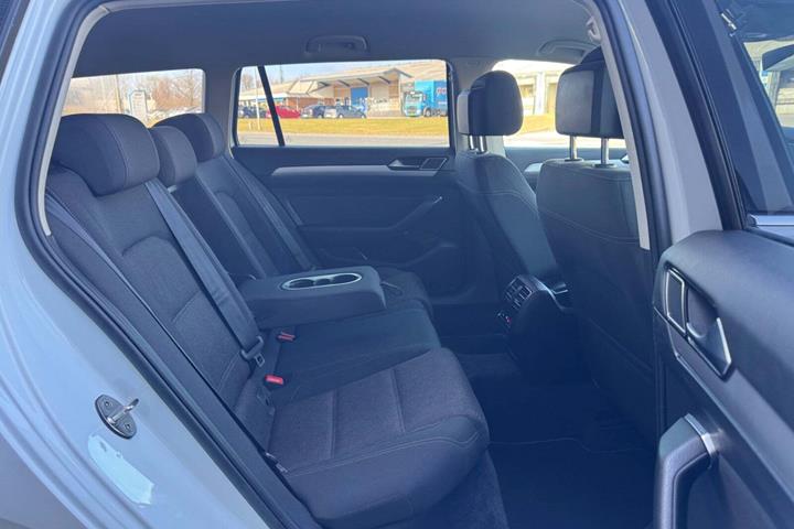 Hvid VW Passat fra 2017