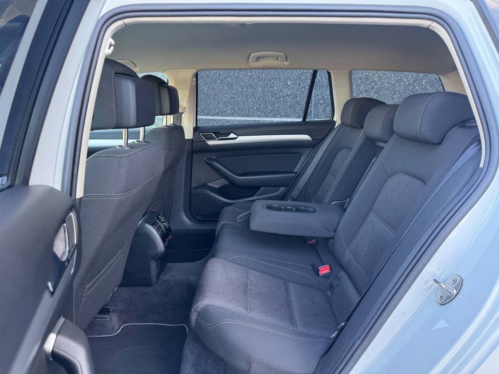 Hvid VW Passat fra 2017