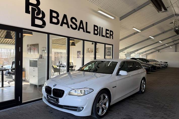 Hvid BMW 520d fra 2012 set udefra