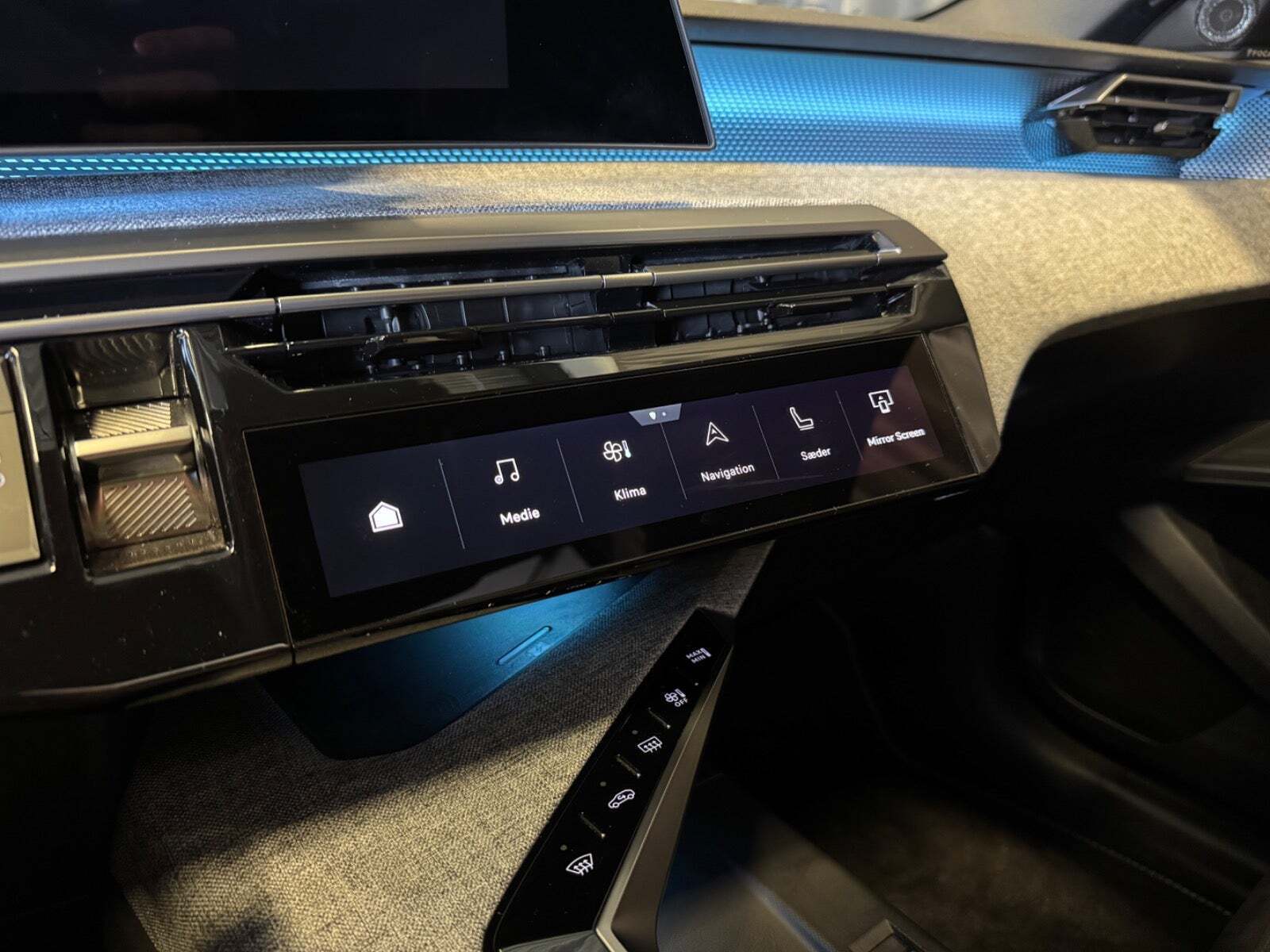 Hvid Peugeot e-3008 fra 2024