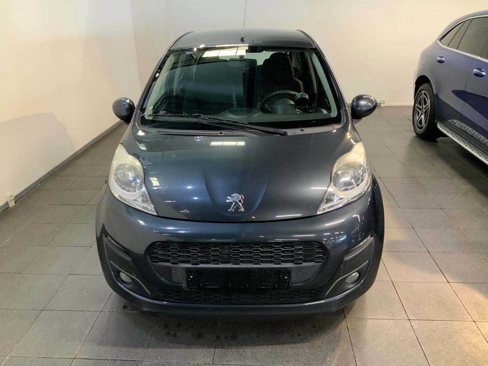 Grå Peugeot 107 fra 2007