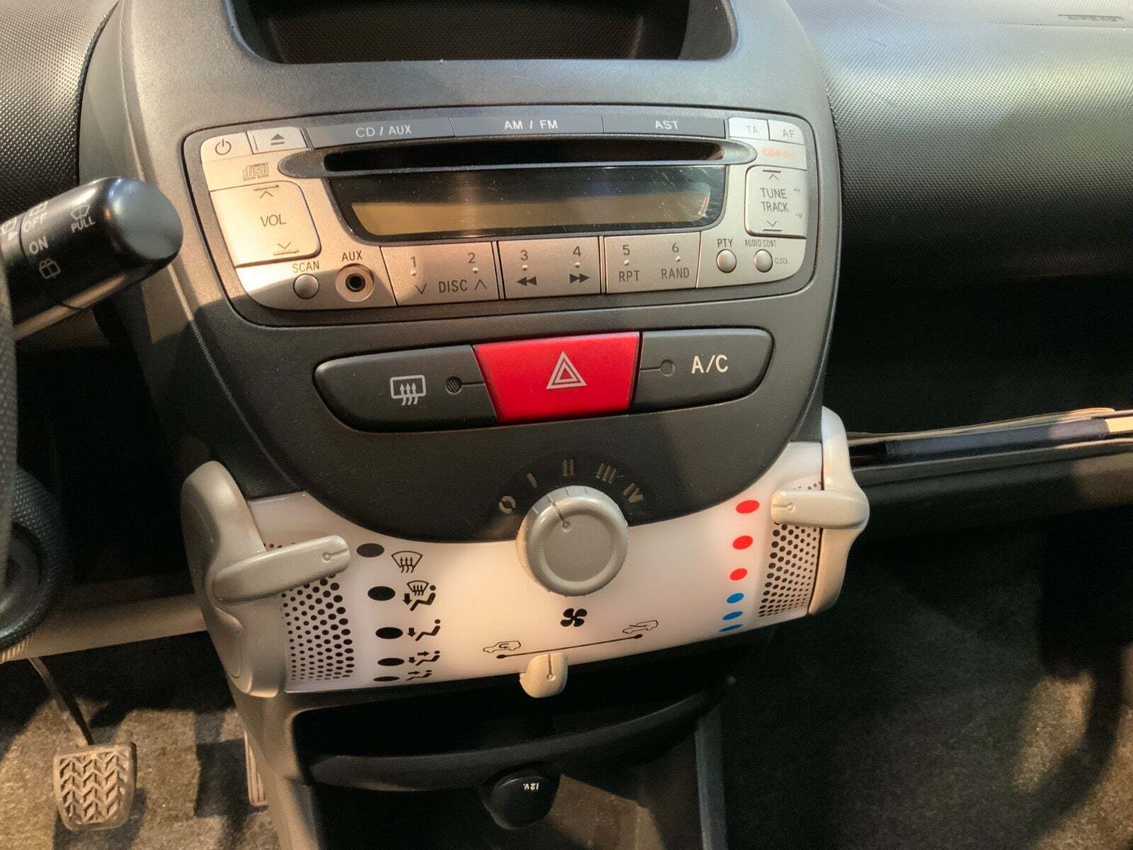 Grå Peugeot 107 fra 2007