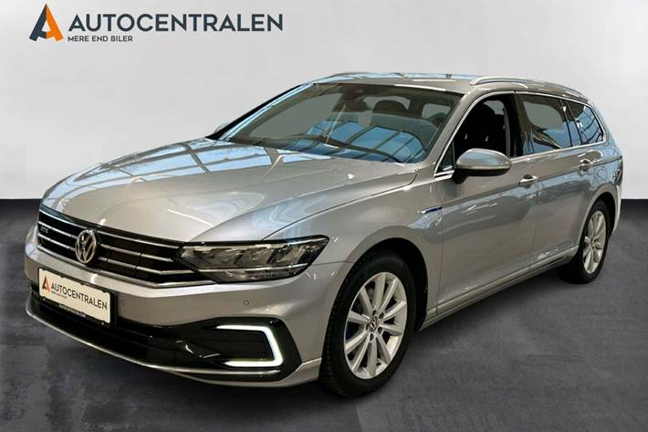 Sølv VW Passat fra 2020 set udefra
