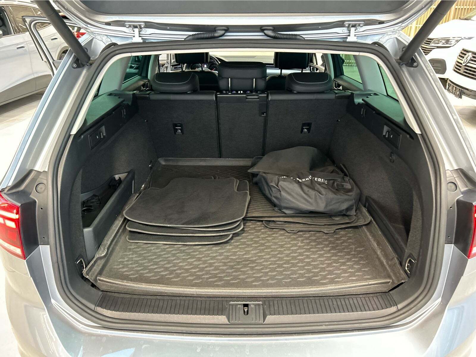 Sølv VW Passat fra 2020