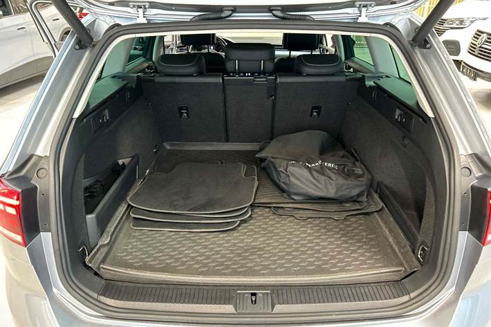 Sølv VW Passat fra 2020