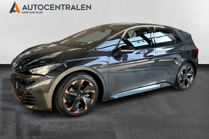 Grå Cupra Born fra 2022 set udefra