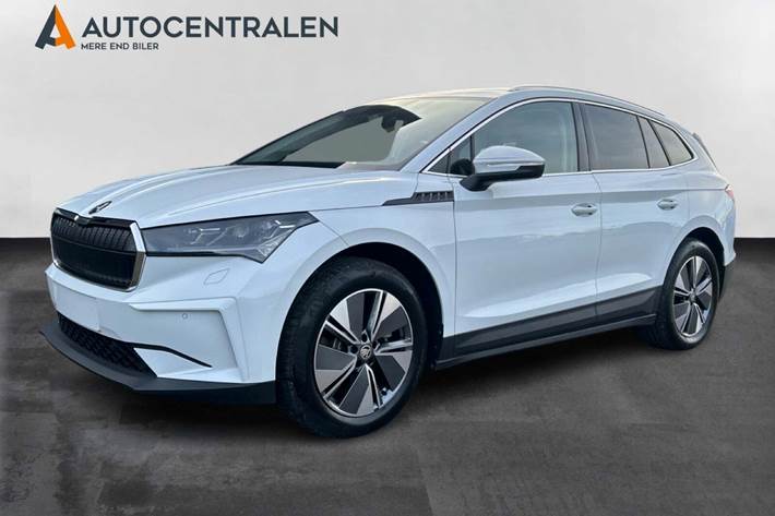 Hvid Skoda Enyaq fra 2023 set udefra
