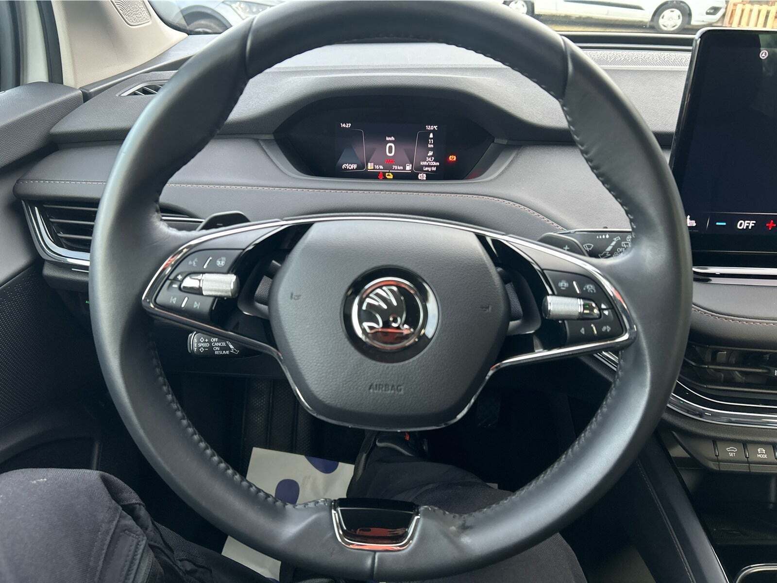 Hvid Skoda Enyaq fra 2023