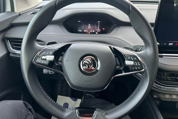 Hvid Skoda Enyaq fra 2023