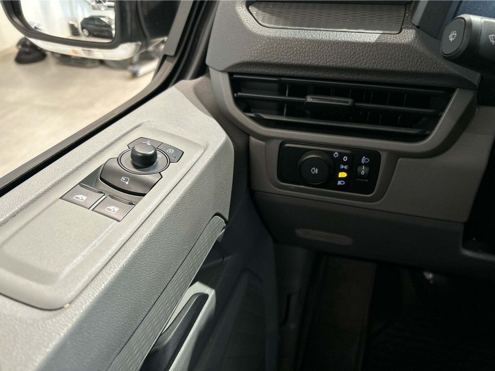 Hvid VW Transporter fra 2025