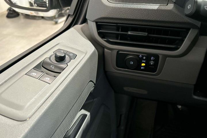 Hvid VW Transporter fra 2025