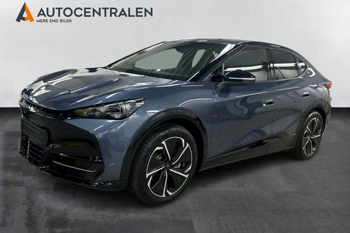 Blå Cupra Tavascan fra 2024 set udefra