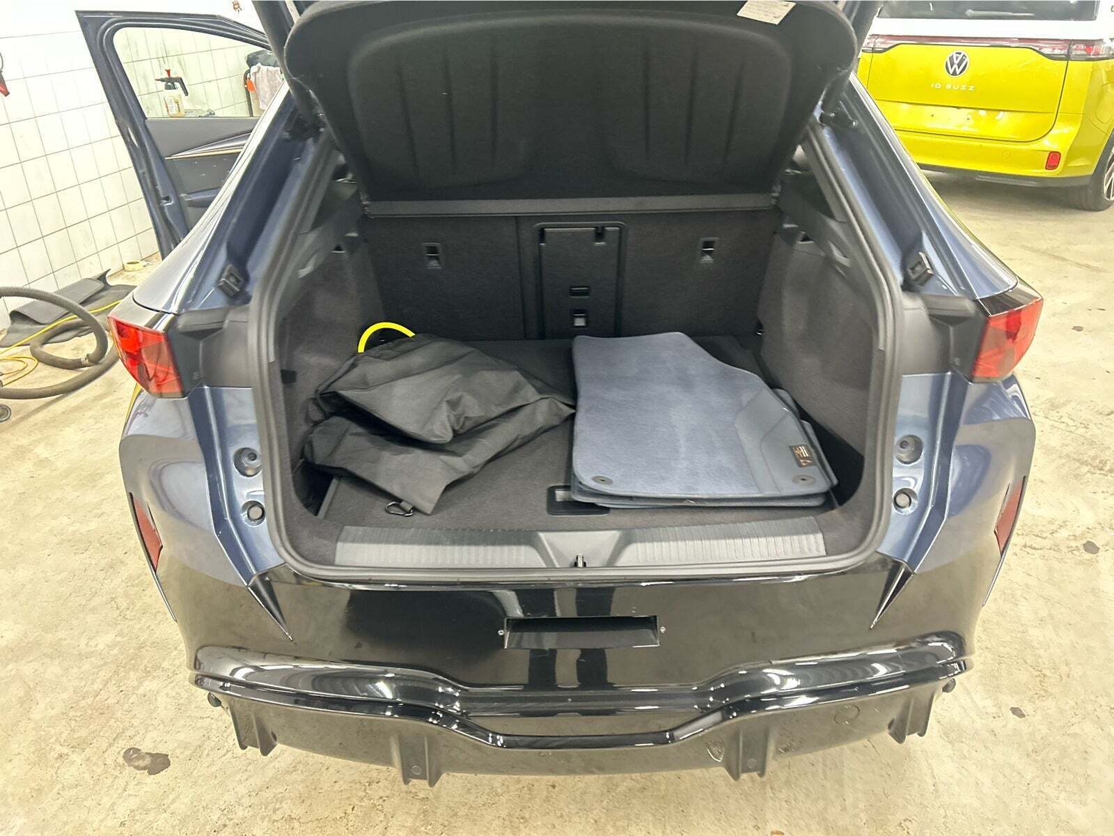 Blå Cupra Tavascan fra 2024