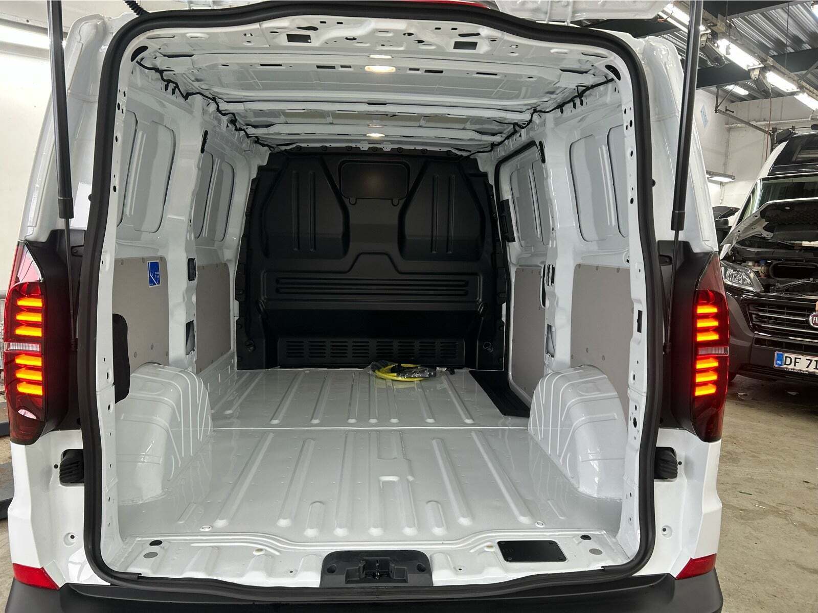 Hvid VW e-Transporter fra 2025