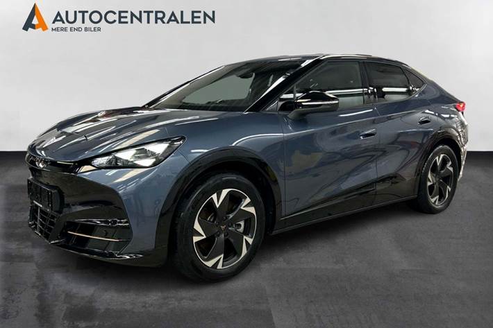 Blå Cupra Tavascan fra 2024 set udefra