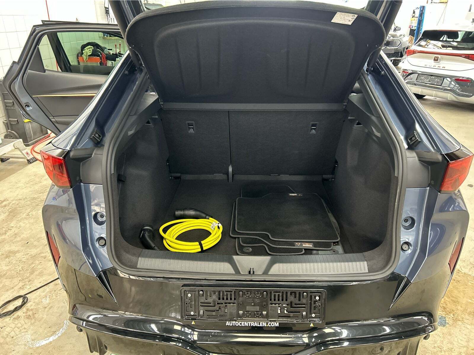 Blå Cupra Tavascan fra 2024