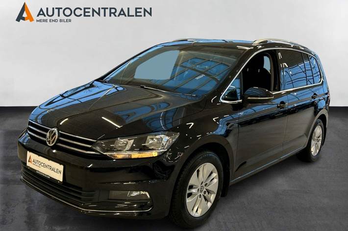 Sort VW Touran fra 2020 set udefra