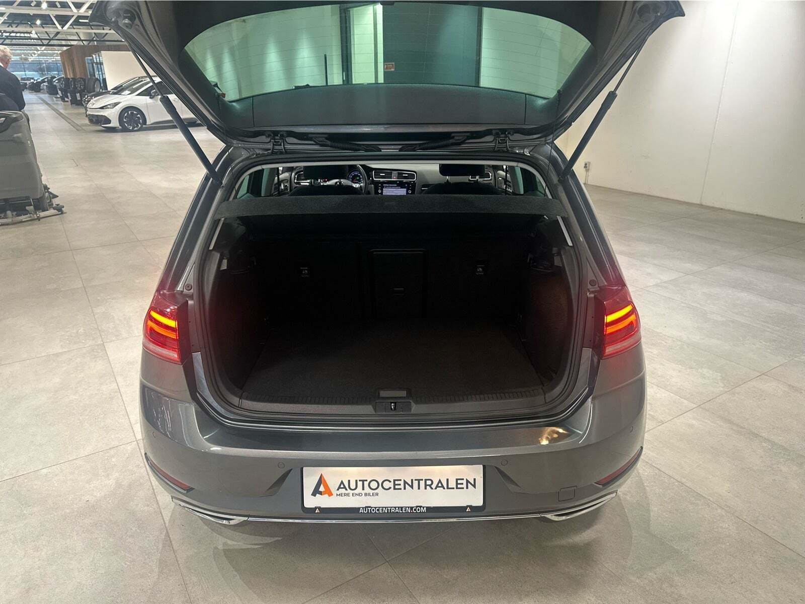 Grå VW Golf VII fra 2020