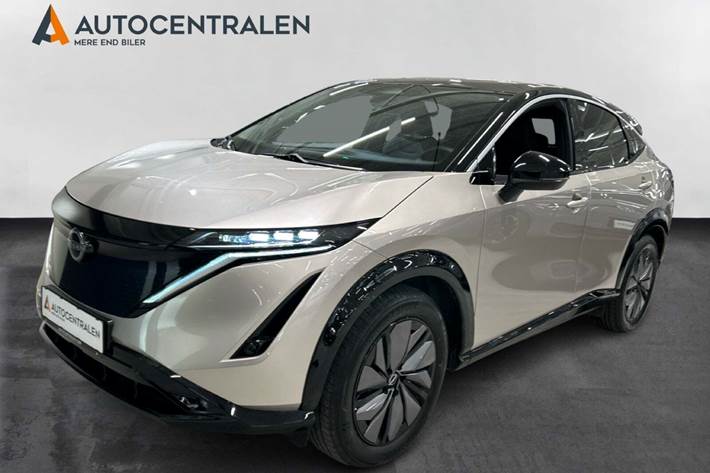 Beige Nissan Ariya fra 2022 set udefra