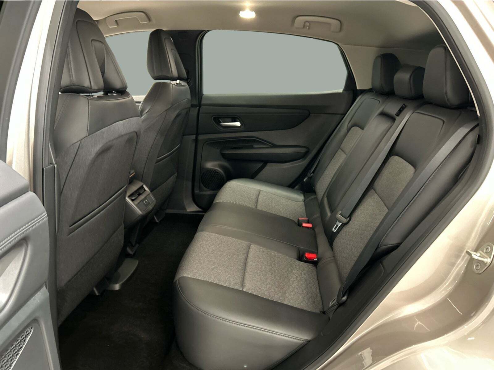 Beige Nissan Ariya fra 2022