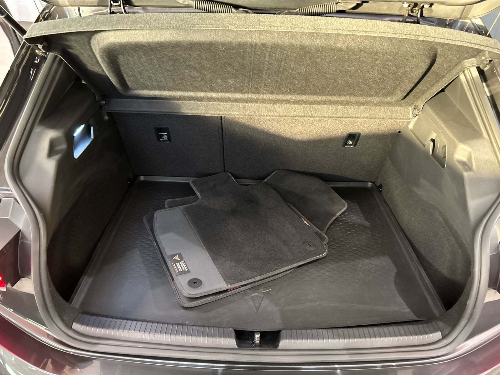 Grå Cupra Born fra 2023