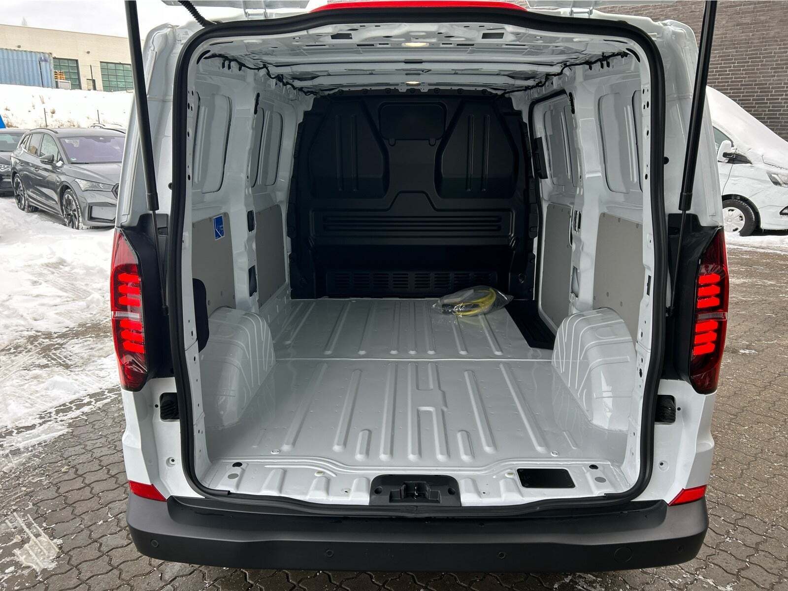 Hvid VW e-Transporter fra 2025