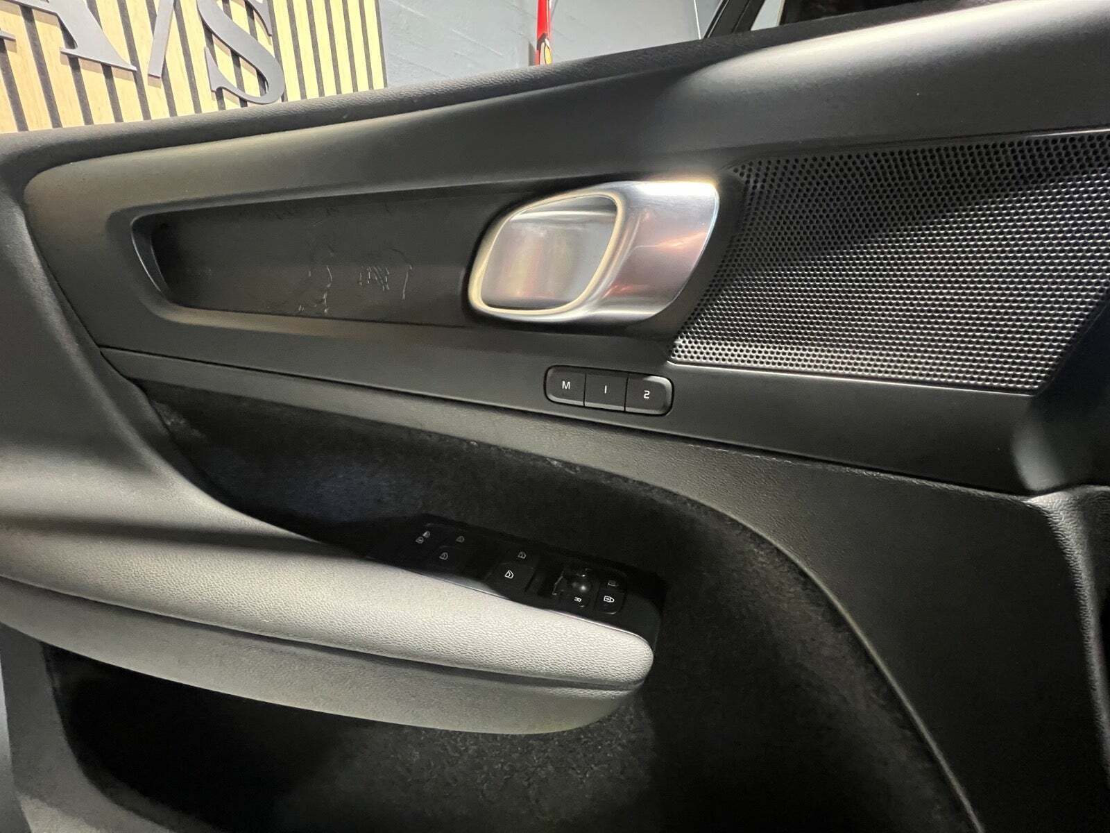 Blå Volvo XC40 fra 2022