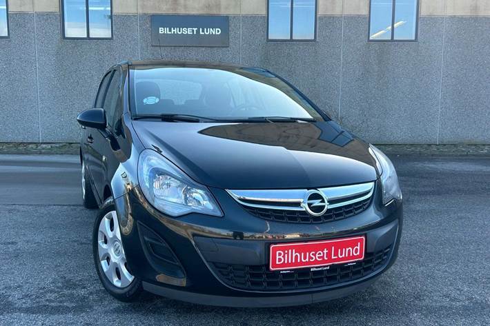 Sort Opel Corsa fra 2015 set udefra