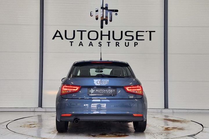 Blå Audi A1 fra 2016 set udefra