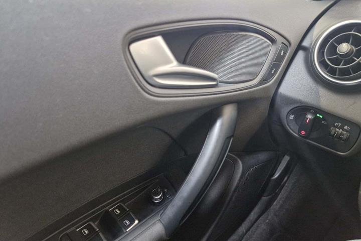 Blå Audi A1 fra 2016 set indefra