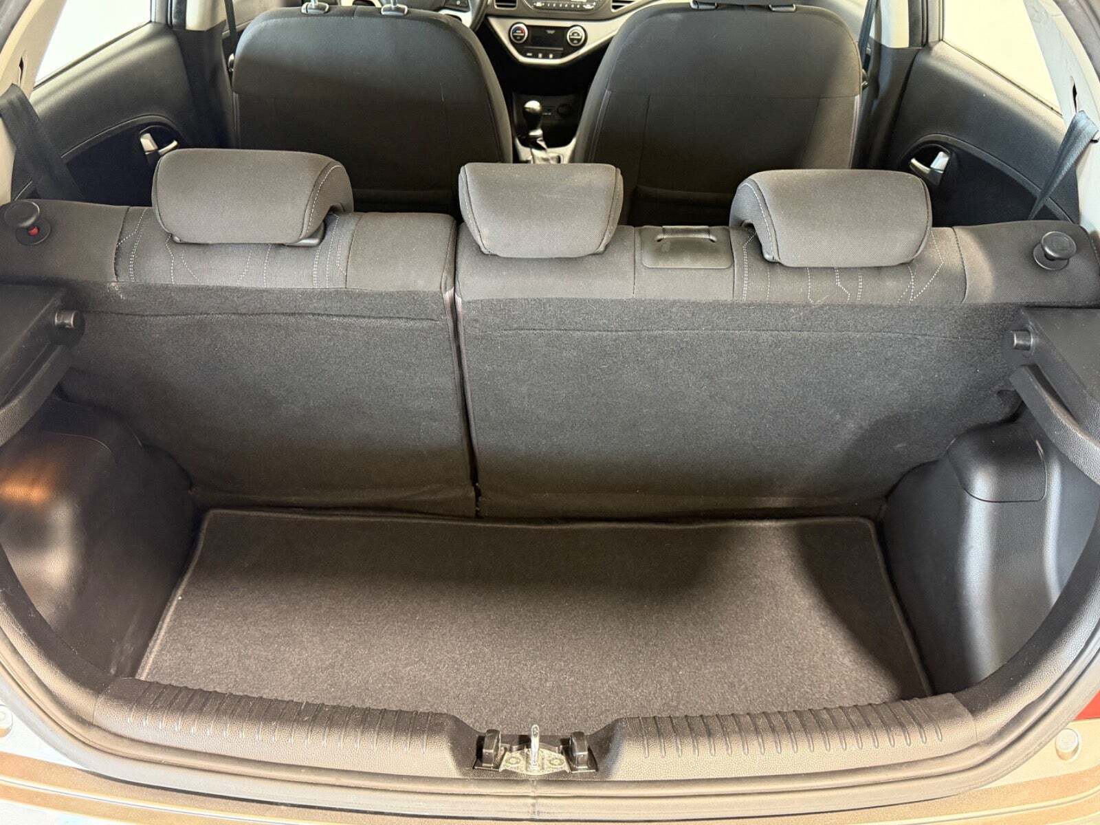 Grå Kia Picanto fra 2012