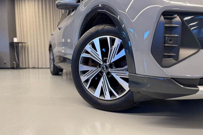 Grå Audi Q4 e-tron fra 2022