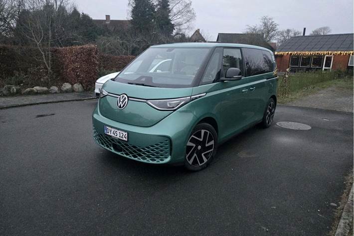 Grøn VW ID.Buzz fra 2023 set udefra