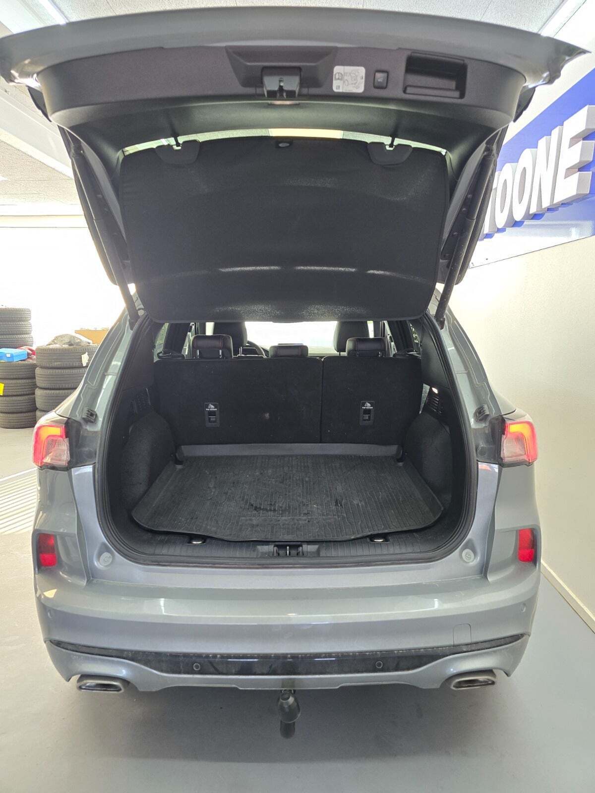 Grå Ford Kuga fra 2020