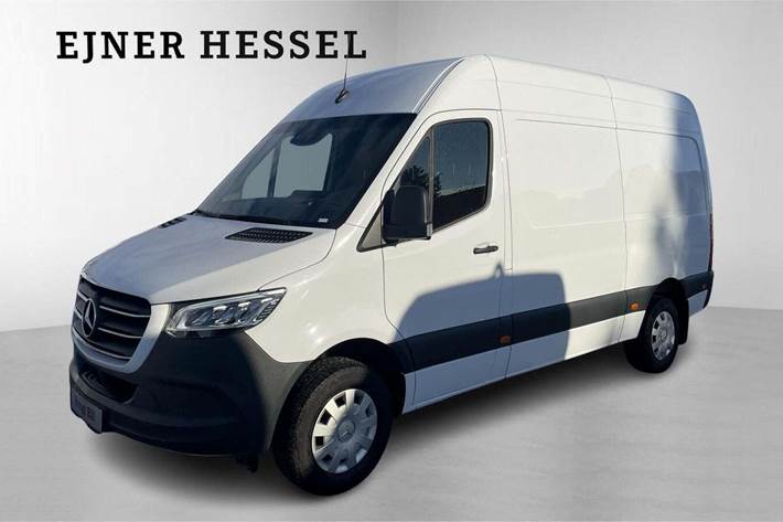 Hvid Mercedes Sprinter 317 fra 2023 set udefra