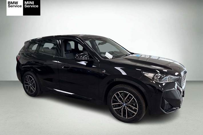 Sort BMW iX1 fra 2024 set udefra