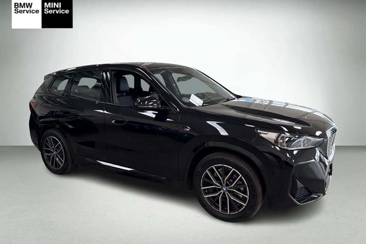 Sort BMW iX1 fra 2024 set udefra