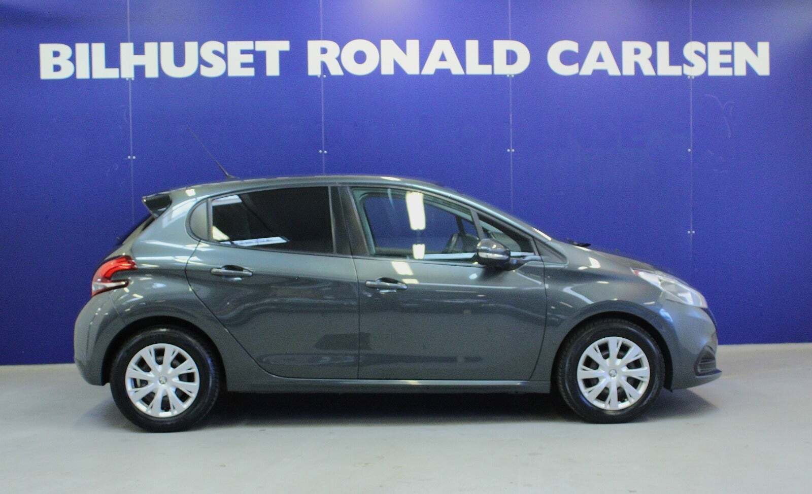 Grå Peugeot 208 fra 2017