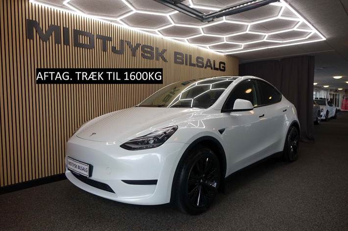 Hvid Tesla Model Y fra 2023 set udefra