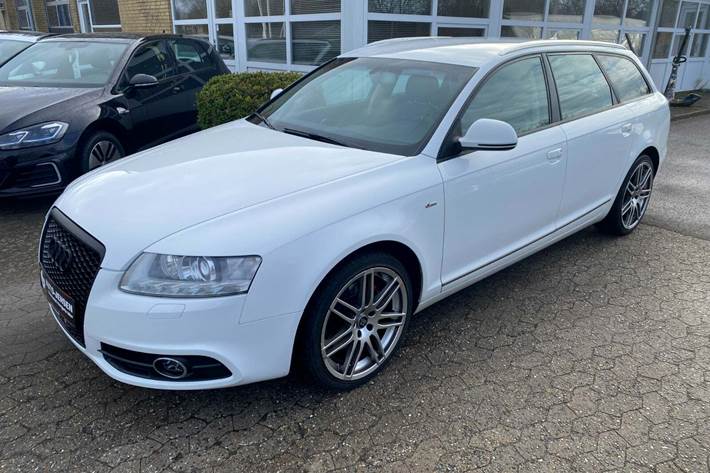 Hvid Audi A6 fra 2011 set udefra
