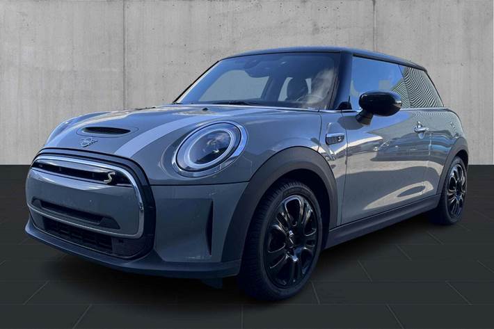 Grå Mini Cooper SE fra 2022 set udefra