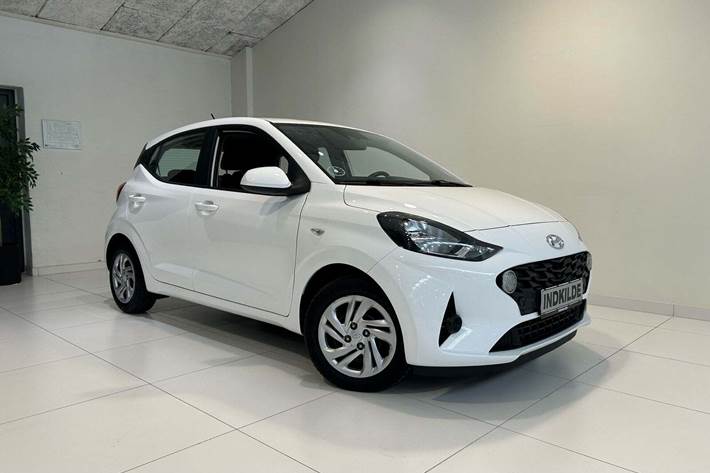 Hvid Hyundai i10 fra 2022 set udefra