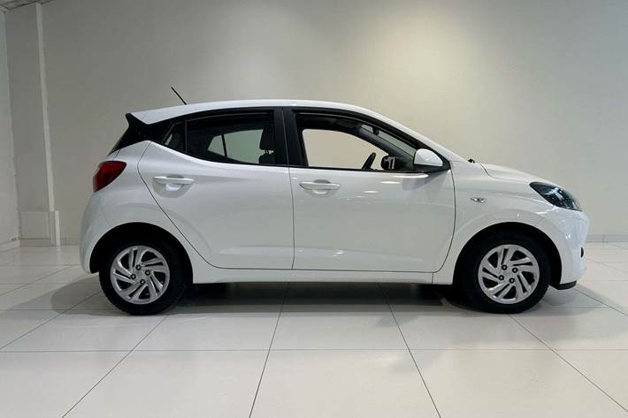 Hvid Hyundai i10 fra 2022