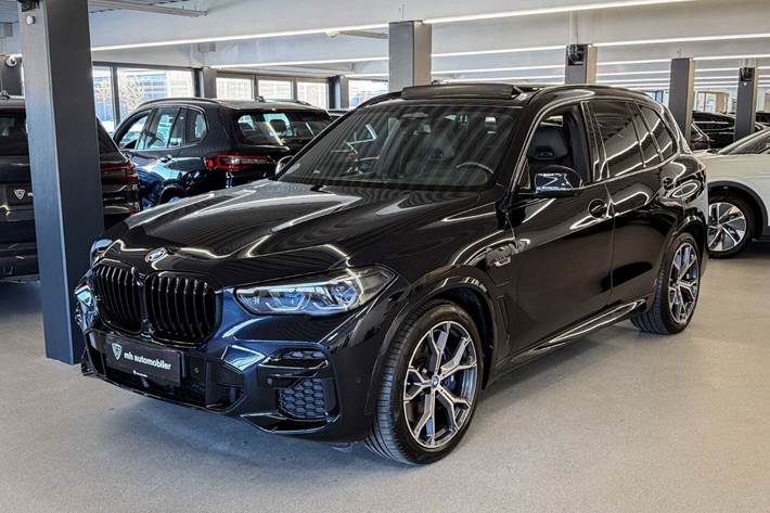 Sort BMW X5 fra 2022 set udefra