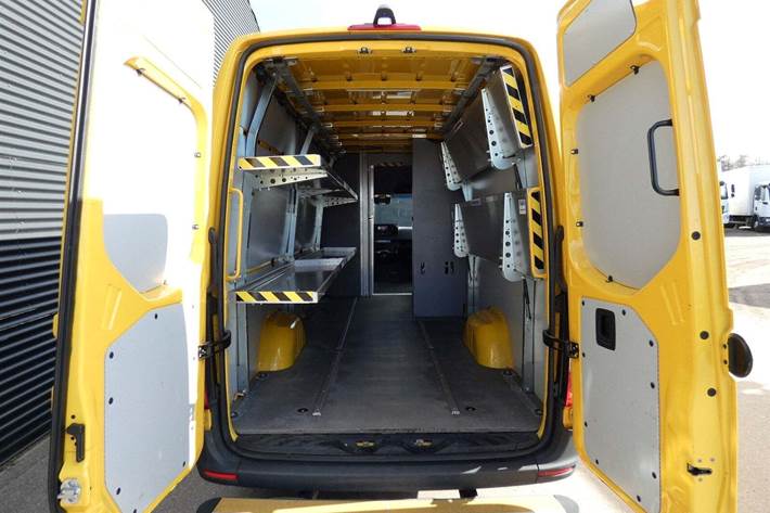 Gul Mercedes Sprinter 317 fra 2022