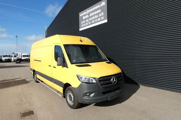 Gul Mercedes Sprinter 317 fra 2022