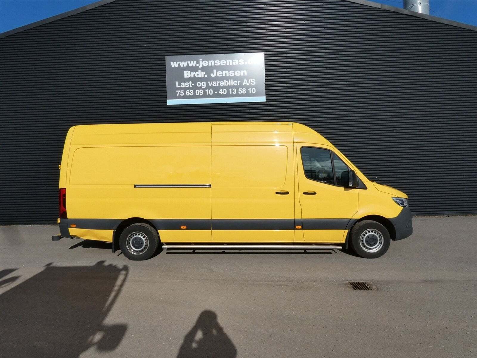 Gul Mercedes Sprinter 317 fra 2022